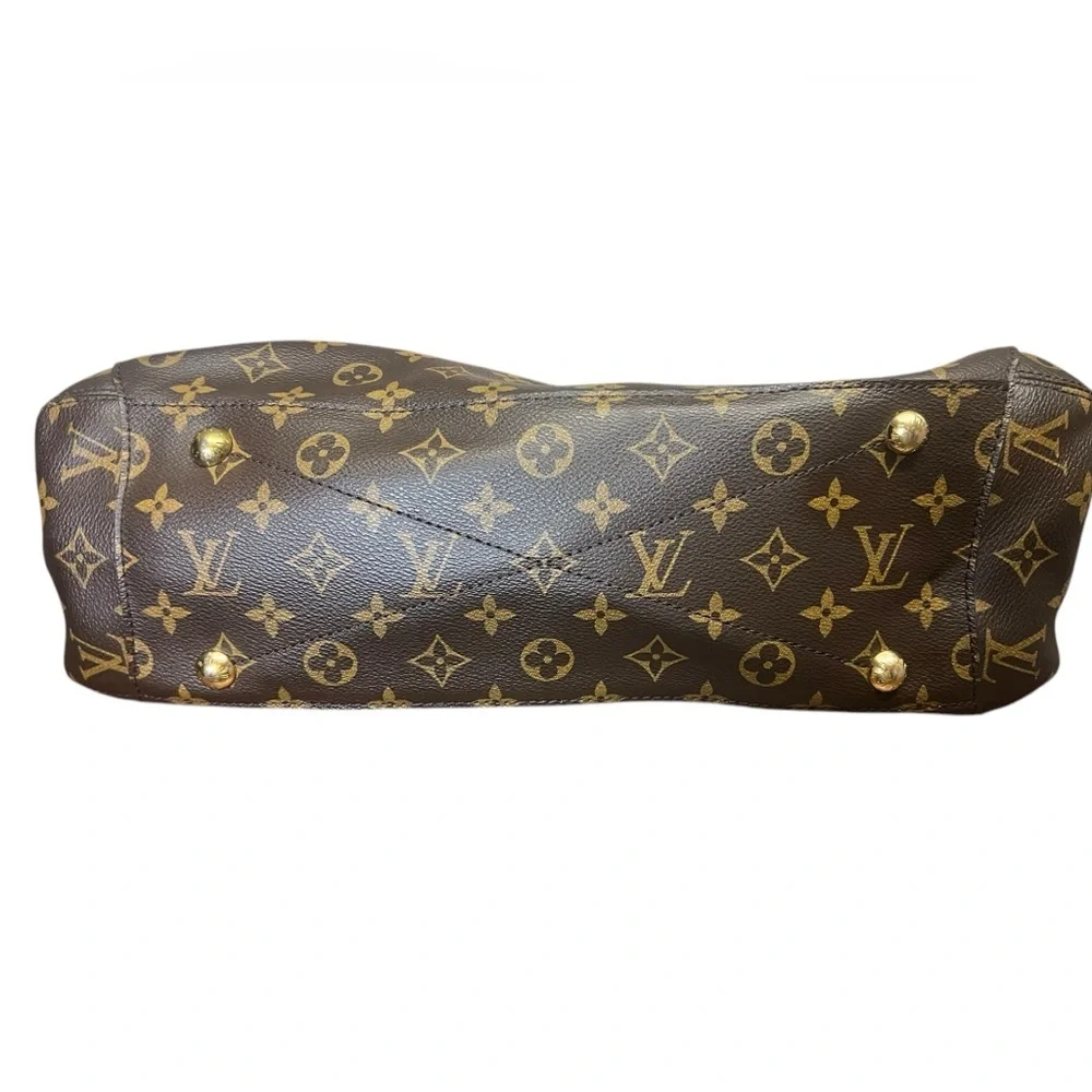 Louis Vuitton 
MONTAIGNE LEATHER HANDBAG in Excellent Condition - Picture 10 of 15